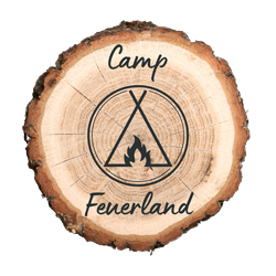 Logo Camp Feuerland auf Holzscheibe